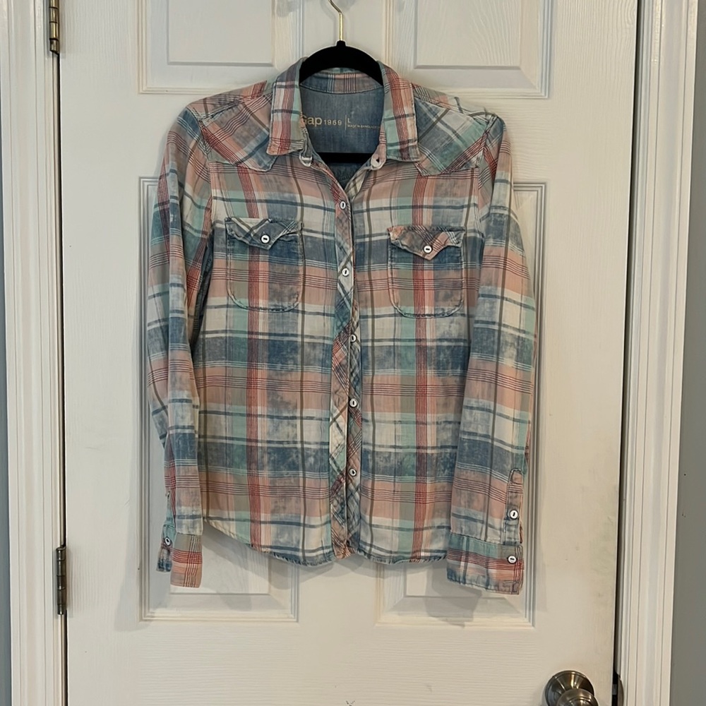 Gap distressed button down collared shirt